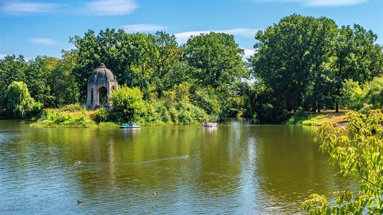 Varen op de Elbe-rivier in het Stadtpark Rotehorn van Maagdenburg 