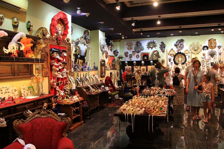 Venice Art Mask Factory in Shkoder, Albanië