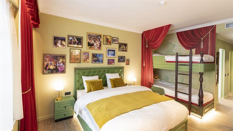 Verblijf in een kamer in unieke theaterstijl, Plopsa Hotel