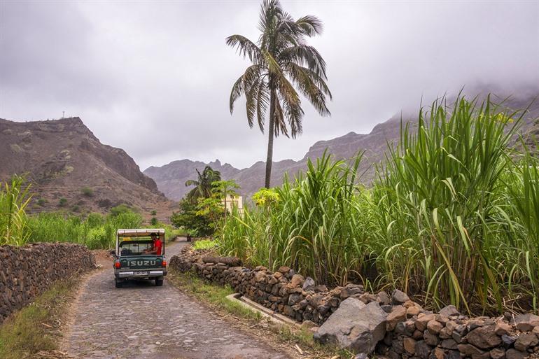 Verken de Kaapverdische eilanden met een huurauto of taxi