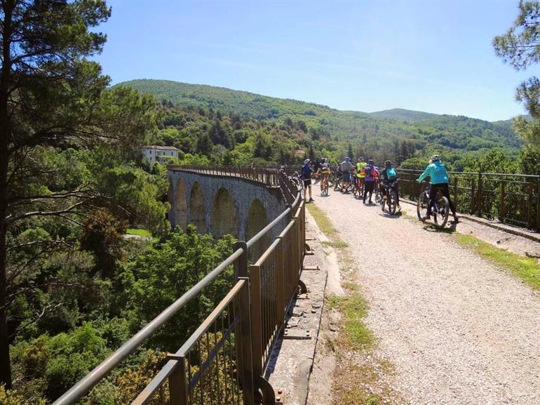 Verken de oude spoorlijn tussen Spoleto en Norcia tijdens een e-biketour