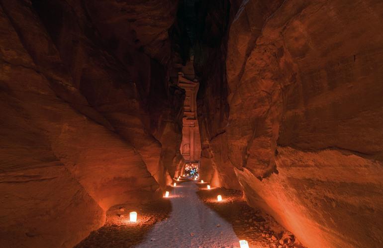 Verlichte Siq bij Petra by Night, Jordanië