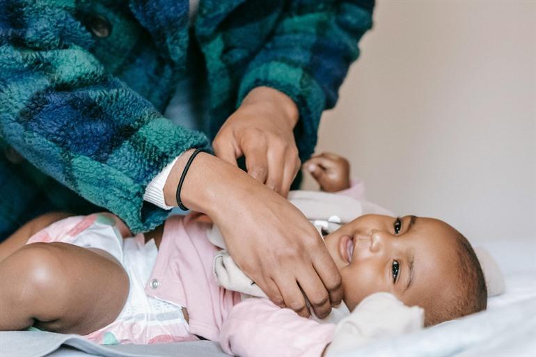 verschoon de luier van uw baby