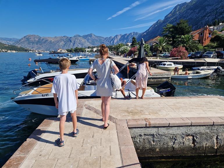 Vertrek in de haven van Kotor