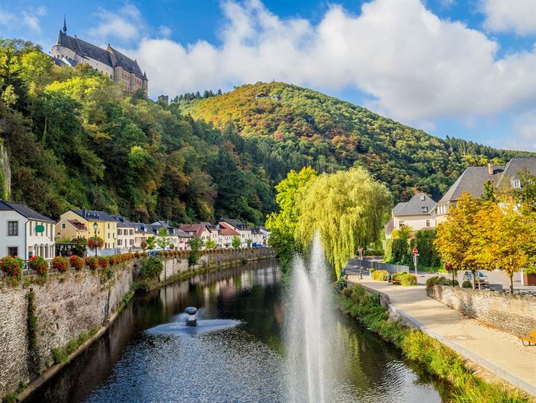 Vianden aan de Our-rivier, Luxemburg