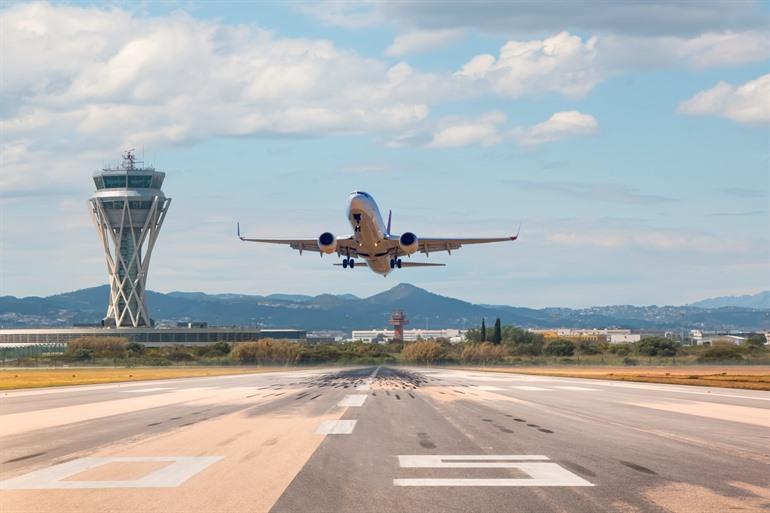 Vliegtuig stijgt op op de luchthaven van Barcelona