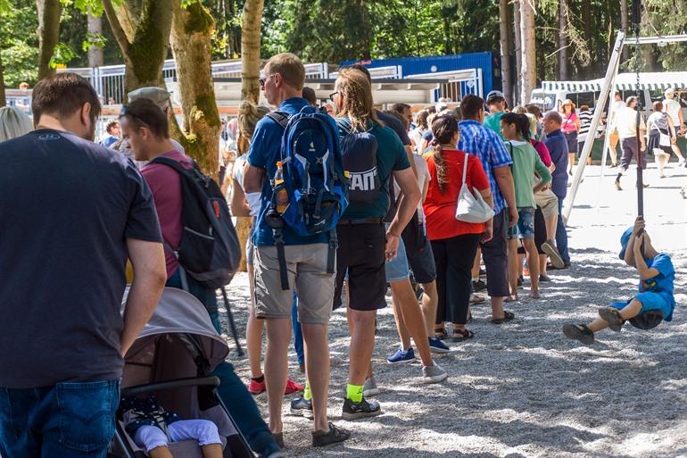 Wachtrij aan de ingang van de Titan-hangbrug, Harz