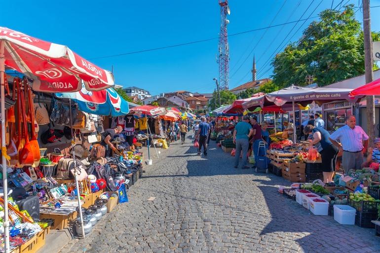Wandel door de oude bazaar van Pristina
