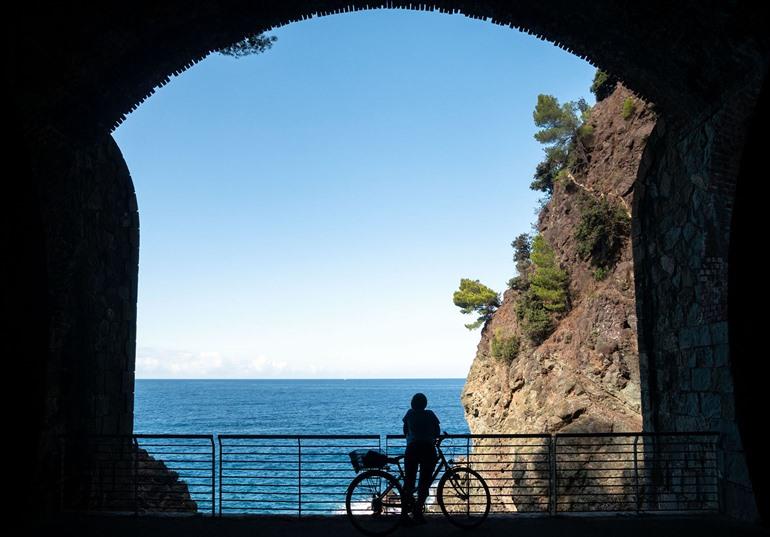 Wandel- en fietspad door de oude spoorwegtunnels die Levanto verbinden met Bonassola