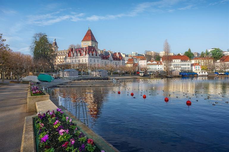 Wandel langs de Ouchy promenade met zicht op het Ouchy kasteel