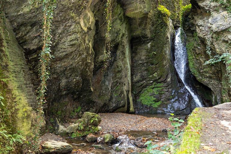 Wandel naar de waterval bij Bernkastel-Kues