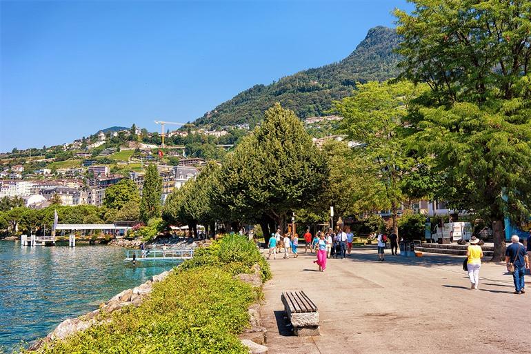Wandel over de boulevard langs het Meer van Genève, Montreux