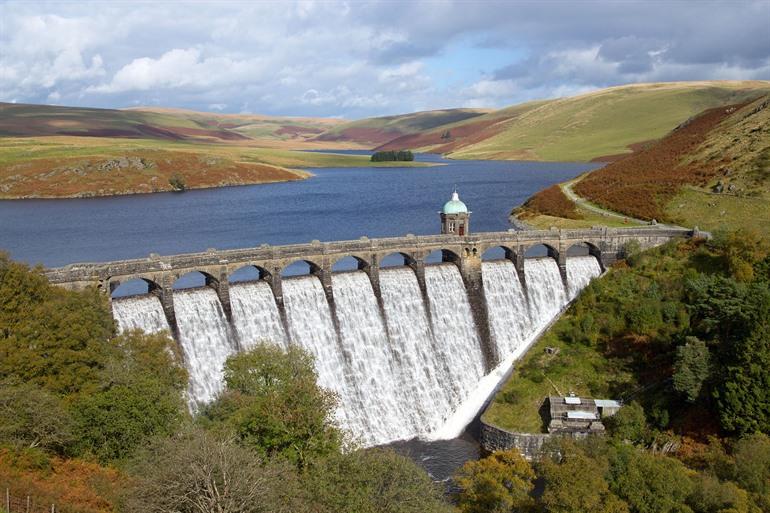 Wandel over de Craig Goch Reservoir in de Elan Vallei, Wales