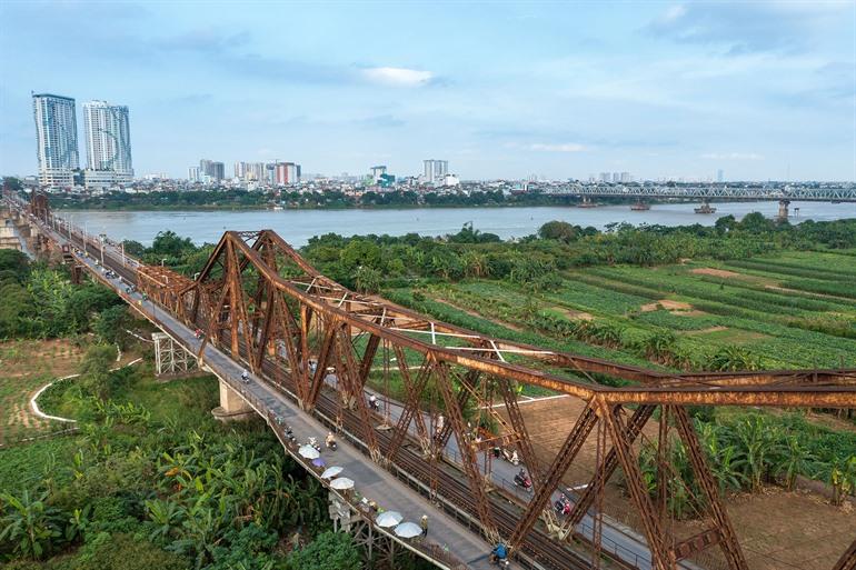 Wandel over de Long Biên-brug, Hanoi