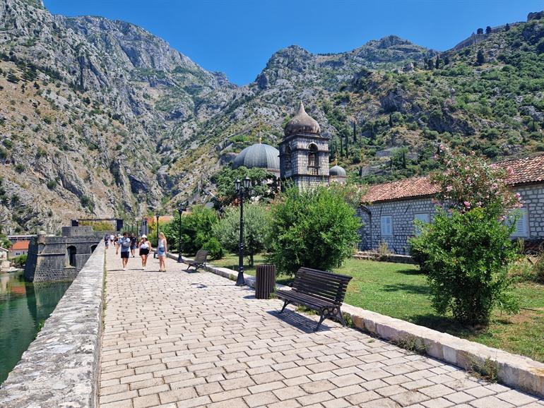 Wandel over de stadsmuren van Kotor