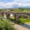 Wandel over de stenen brug Ura e Terzive, vlakbij Gjakova
