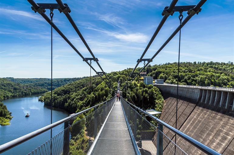 Wandel over de Titan-RT hangbrug met uitzicht over de Harz