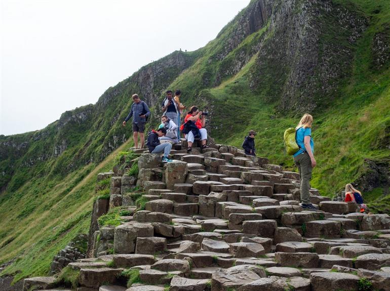 Wandelaars bij Giant's Causeway, Noord-Ierland