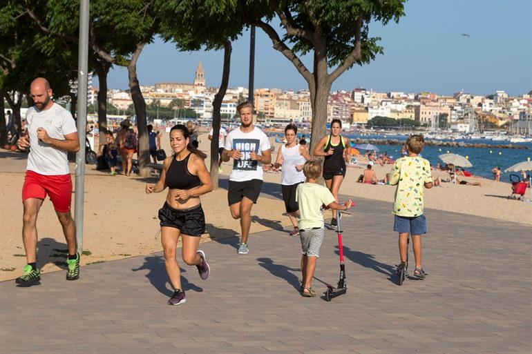 Wandelaars en lopers op de boulevard van Palamós