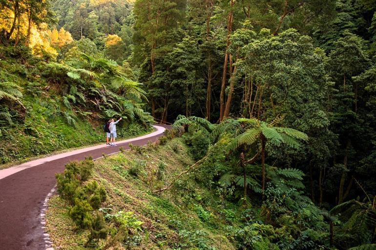 Wandelen bij Caldeira Velha