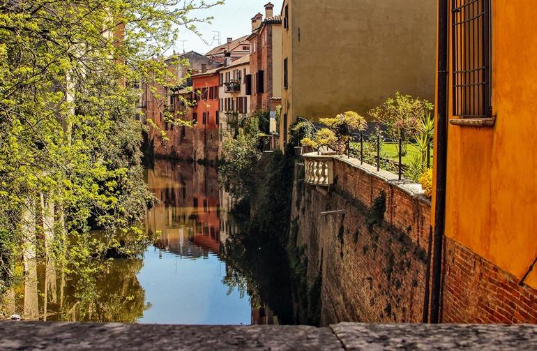 Wandelen langs de kanalen van Mantua