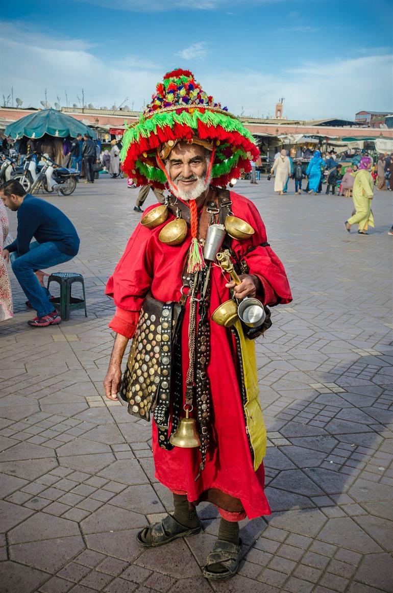 Waterdrager op het Djemaa el Fna plein in Marrakesh