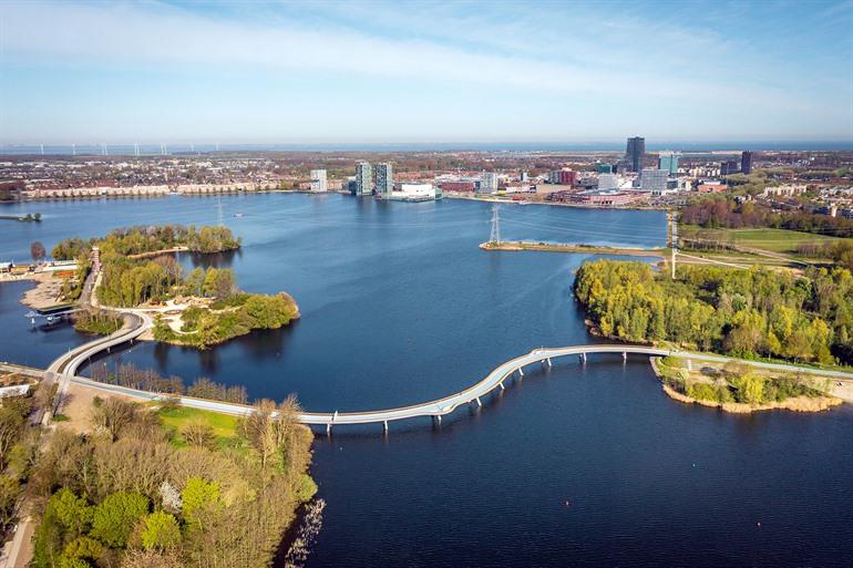 Weerwater met de Weerwaterbrug, Almere
