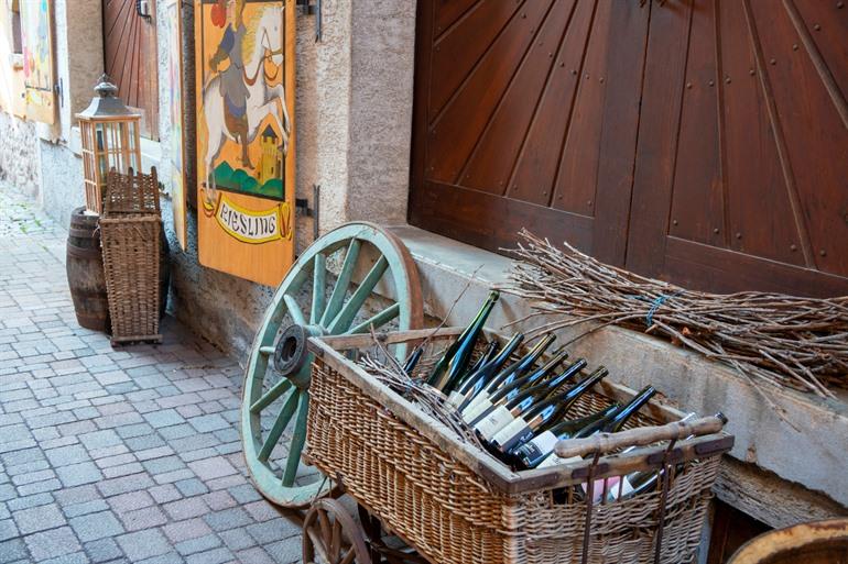 Wijn ligt klaar in de straten van Eguisheim