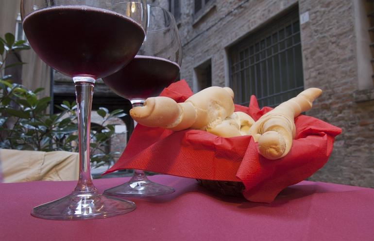 Wijn sippen in de oudste wijnbar van Ferrara