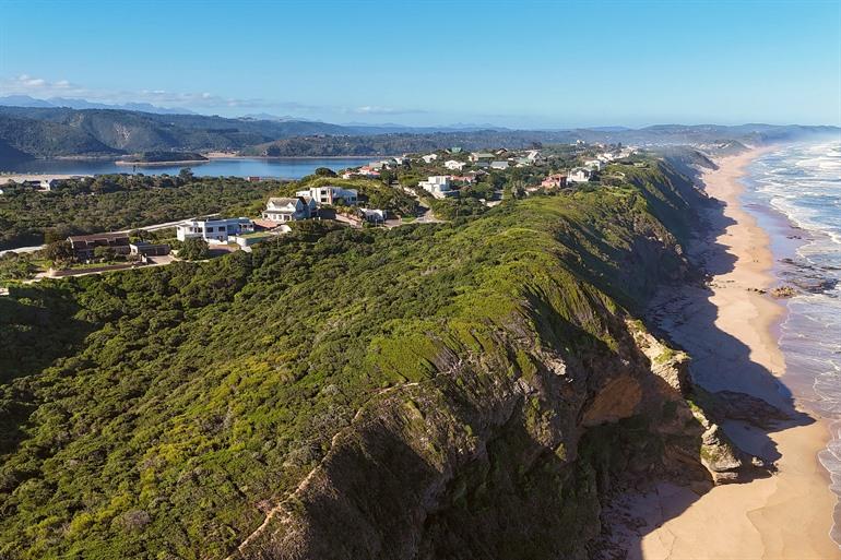 Wilderness met het meer en het strand