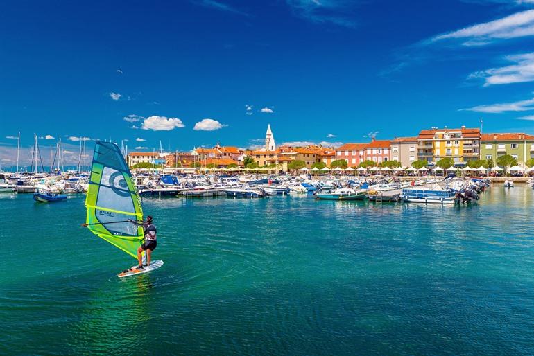 Windsurfen in de haven van Izola, Slovenië