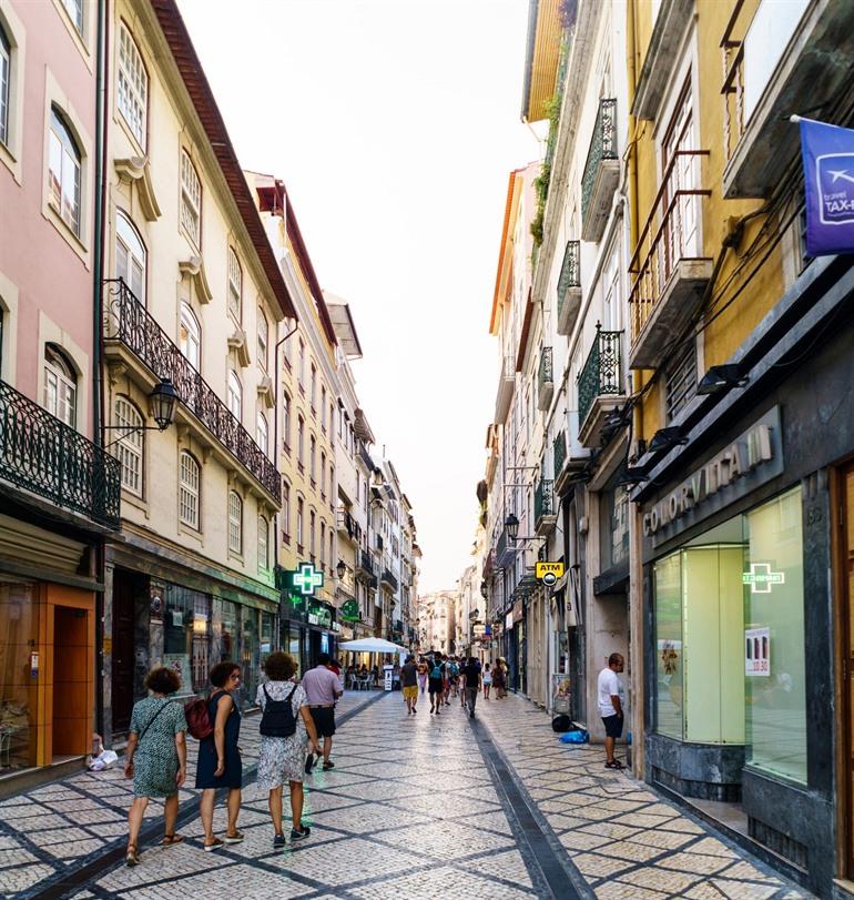 Winkelstraat in Coimbra, Portugal 