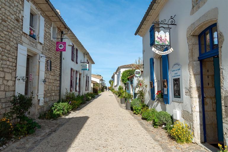 Witgekalkte huisjes in Talmont-sur-Gironde, Charente-Maritieme