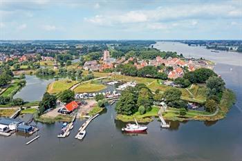 Woudrichem aan de rivier de Merwede in Nederland