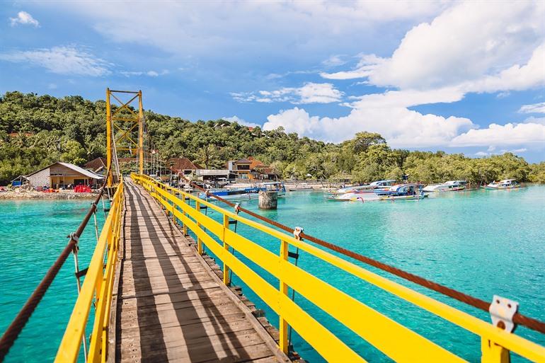 Yellow bridge tussen Nusa Ceningan en Nusa Lembongang, Bali