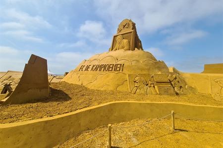 Zandsculptuurfestival F.C. De Kampioenen bezoeken