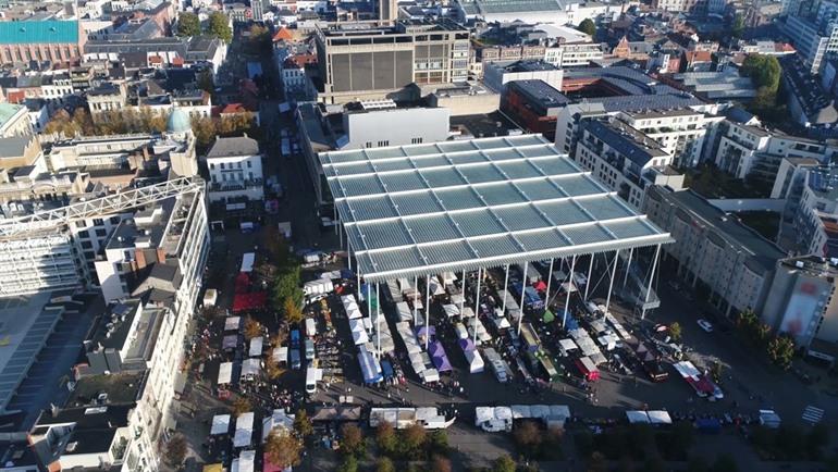 Zaterdagmarkt op het Theaterplein in Antwerpen