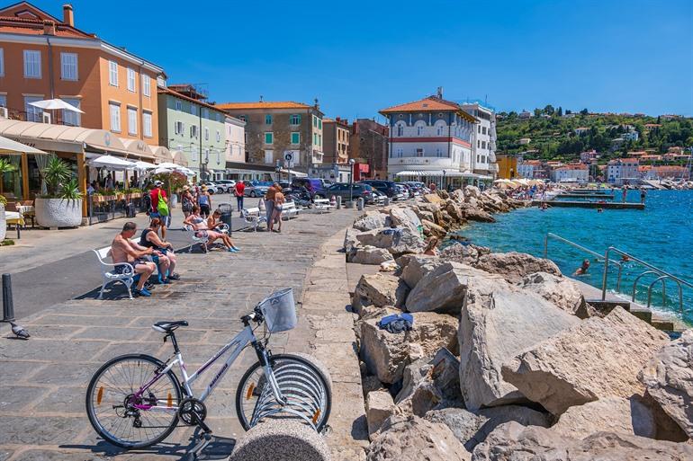Zeepromenade of boulevard van Piran, Slovenië