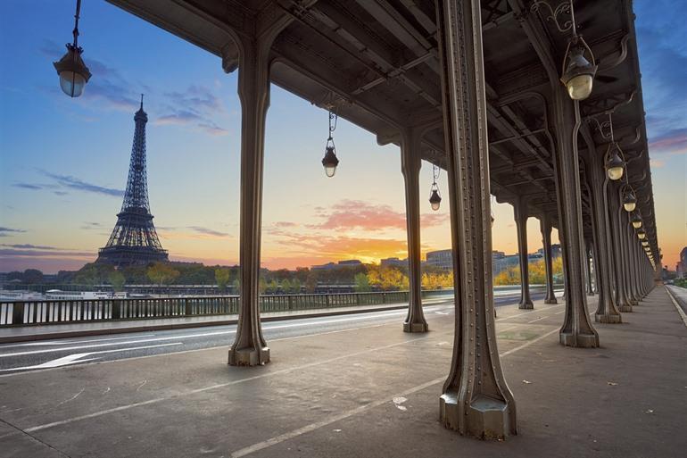 Zicht op de Eiffeltoren vanaf Pont Bir-Hakeim bij zonsondergang