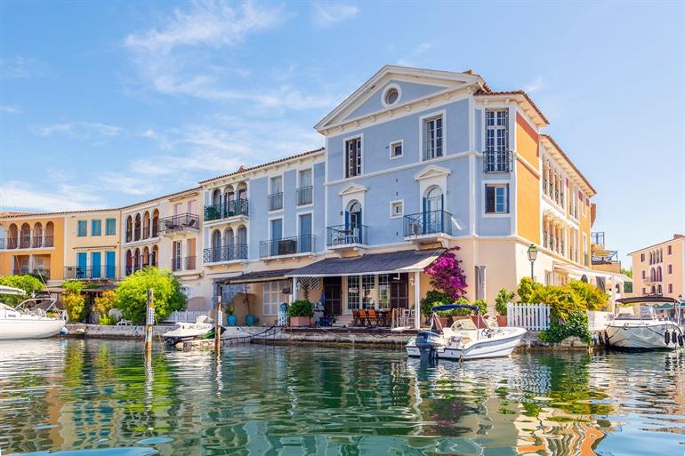 Zicht op de pastelkleurige huisjes in het pittoreske Port Grimaud