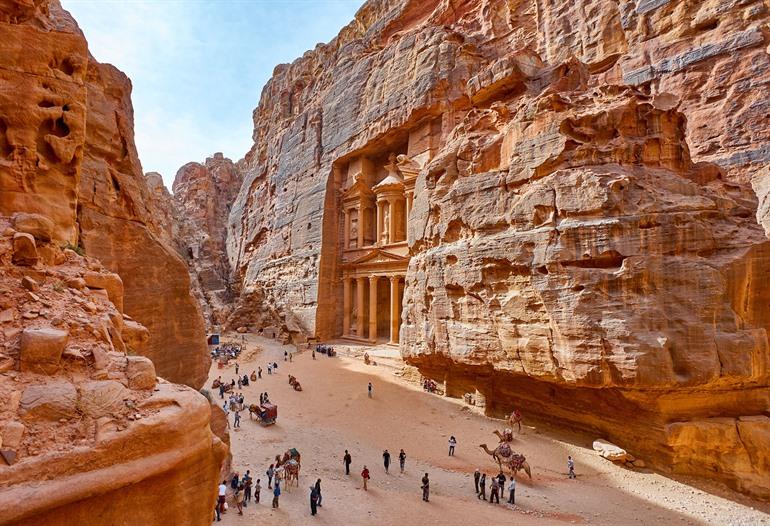 Zicht op de Schatkamer van Petra in Jordanië