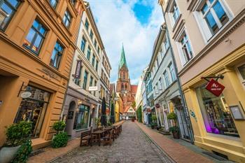 Zicht op de Schweriner Dom, vanuit een gezellig straatje in Schwerin