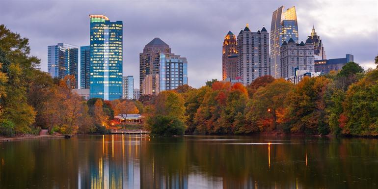 Zicht op de skyline van Atlanta vanuit Piedmont Park