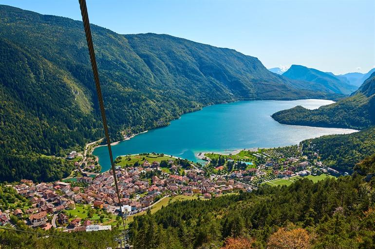 Zicht op het Meer van Molveno, Dolomieten