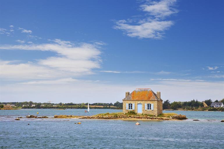 Zicht op het oesterhuisje nabij Île de Saint-Cado, Bretagne