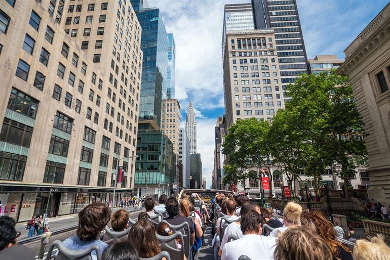Zicht vanaf hop-on hop-off bus in New York 