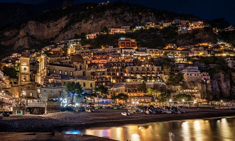Zie Positano by night