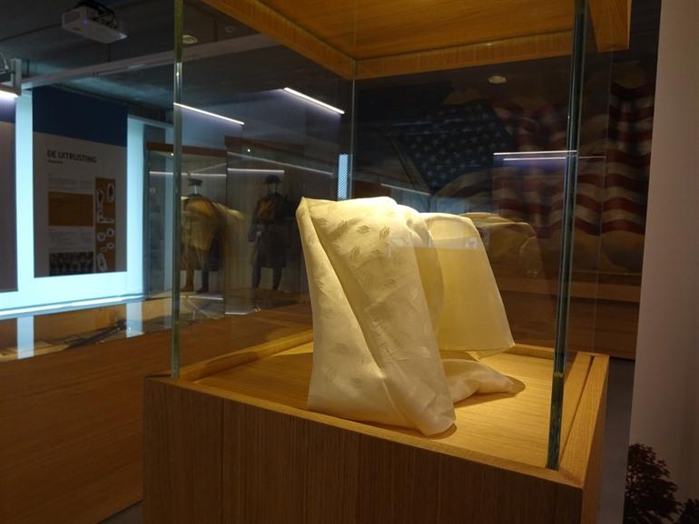 Zijden sjaaltje in Hippo.War museum