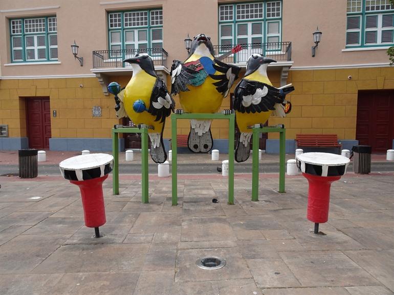 Zingende vogels bij Plaza Jo-Jo Correa, Willemstad op Curaçao