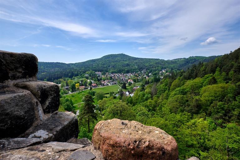 Zittau gebergte vanaf het kasteel van Oybin 